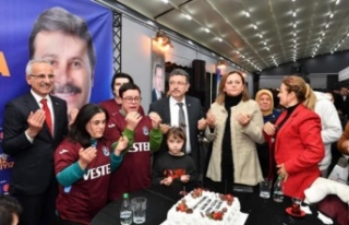 Bakan Uraloğlu yaş günü pastası kesti.