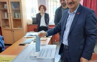 Başkan adayı Çelenk oyunu kullandı