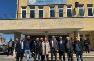 Başkan batmaz sandıkları gezerek görevlileri izledi.