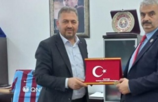 Başkan Tezcan Başkan Baş’a plaket takdim etti.