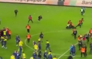 Şenol Güneş Stadyumu’nda Seyirci sahaya indi.