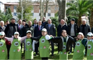 Vali Aziz Yıldırım, Meyve Fidanı Aşılama Etkinliğine...