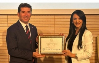 Ahmet Kaya Mazbatasını eşiyle birlikte aldı