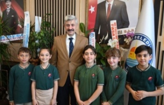Başkan Çebi koltuğu çocuklara devretti.