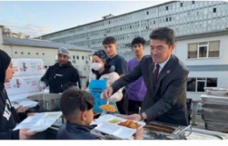 Başkan kaya kendi elleriyle iftarlık dağıttı