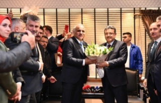 Başkan zorluoğlu çiçeklerle uğurlandı.