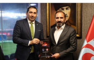 Müsabaka öncesi dostluk yemeği