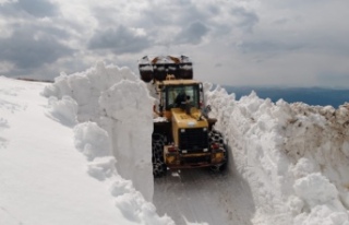 BÜYÜKŞEHİR BELEDİYESİ KARLA MÜCADELEYİ SÜRDÜRÜYOR