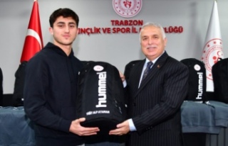 Sporcu Malzemeleri Dağıtım Programı Vali Aziz...