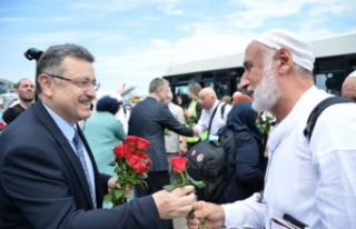 MEMLEKETE DÖNEN HACILAR ÇİÇEKLERLE KARŞILANDI