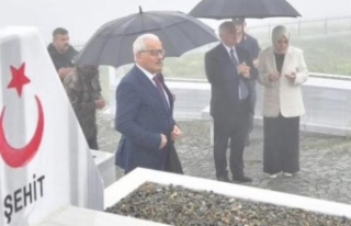 Vali Yıldırım köprübaşı harmantepe şehitliğinde.