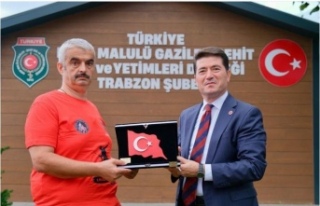 Gazi Ahmet Tezcan, Başkan Kaya’ya Plaket Verdi
