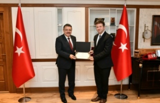 BAŞKAN GENÇ: SELÇUK BAYRAKTAR’IN MEMLEKETİ TRABZON’DA...