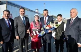 Bakan Tekin Çiçeklerle Karşılandı