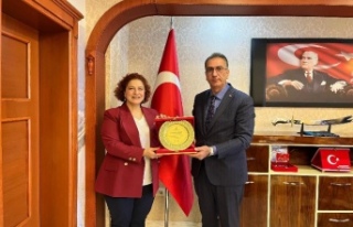 Kızılay’dan Başkan Azizoğluna Plaket