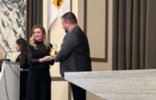 Prof.Dr.Çolak plaketlerini takdim etti