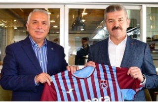 Vali Yıldırım Vali Ergün’e TS forması takdim...