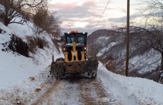 Akçaabat Belediyesi Kardan Kapanan Yolları Açtı