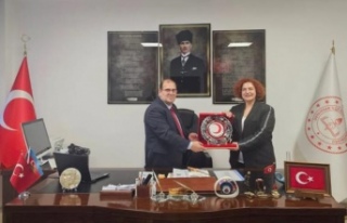 Dr.Baran Müdür Karakaş’a plaketini takdim etti