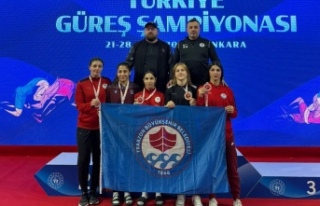 Büyükşehir'in Kadın Güreşçileri Gururlandırdı
