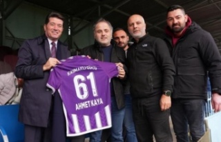 Başkan Kaya’ya 61 nolu formasını takdim ettiler.