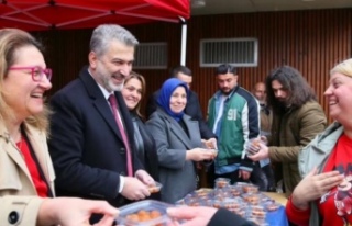 Başkan Mumcu ve yönetim kurulu lokma dağıttılar.