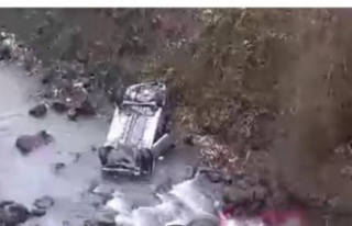 Dereye yuvarlanan otomobildeki iki Kişi yaralandı.