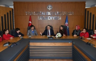 Başkan Genç Minik Öğrencilerle Buluştu