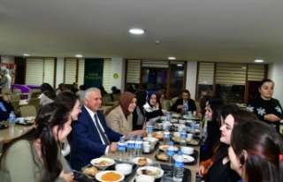 Vali Aziz Yıldırım, Öğrencilerle İftar Programında...