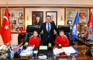 Başkan genç koltuğu çocuklara devretti.