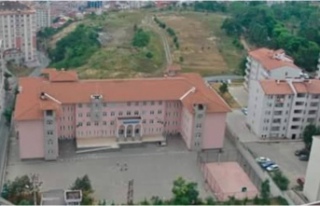 Trabzon'da okul müdürünün önünde bir veli...