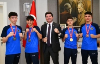 Başkan Kaya boksörleri kabul etti.