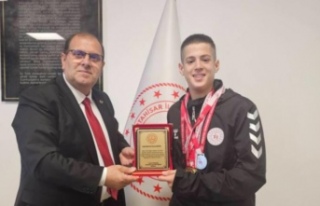 Müdür karakaş plaketini takdim etti