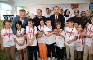 Müdürler ve öğrenciler açılışı beraber yaptılar.