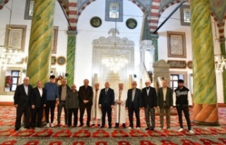 Vali Yıldırım çarşı caminde vatandaş ile bayramlaştı.