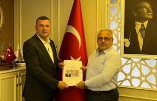 Başkan Sivrikaya, Muhtar Aktürk’ü ziyaret etti.