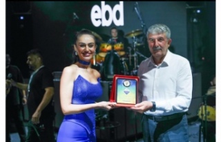 Elif Buse Doğan plaketini başkan yardımcısı Ali...