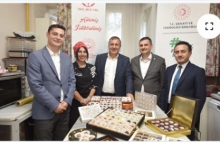 Genç kızlara çikolata yapma eğitimi veriliyor.