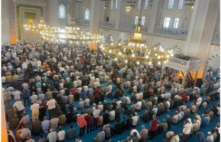 Hanife hatun cami cuma namazında doldu taştı.