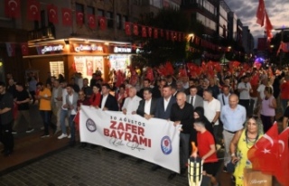 TRABZON'DA MUHTEŞEM ZAFER GECESİ YÜRÜYÜŞÜ
