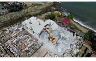 Arsin Sahilinde Kaçak Yapı Yıkıldı