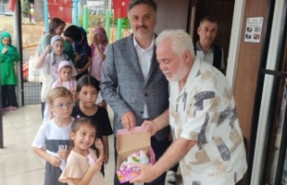 Muhtar sert kuran kursu çocuklarına ayakkabı hediye...