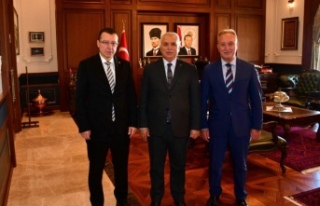 Sağlıkçılar vali Yıldırım’ı ziyaret ettiler.