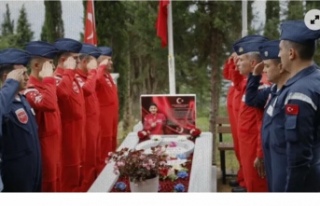 Türk Yıldızları şehit Burak’ın kabrini ziyaret...