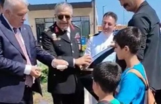 Vali baba çocuklara harçlık dağıttı.