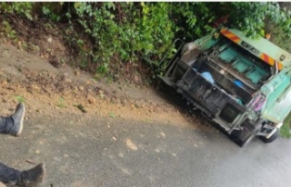 Arsin belediyesinin çöp kamyonu kaza yaptı 2 yaralı.