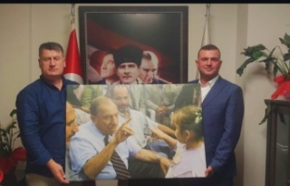 Başkan altaş Başkan Sivrikaya’ya tablo takdim...