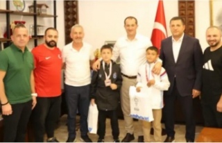 Başkan Ekim Şampiyonları ağırladı.