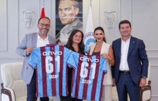 Başkan sadıkoğlu‘na başkan Kaya TS formasını...