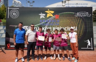 BÜYÜKŞEHİR’İN TENİS TAKIMINDAN GURURLANDIRAN...